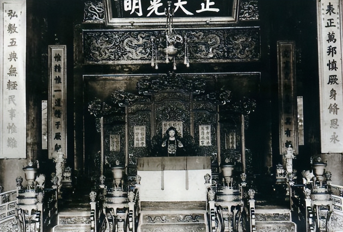 溥仪被杜聿明邀请进古宫,杜聿明和溥仪参观故宫