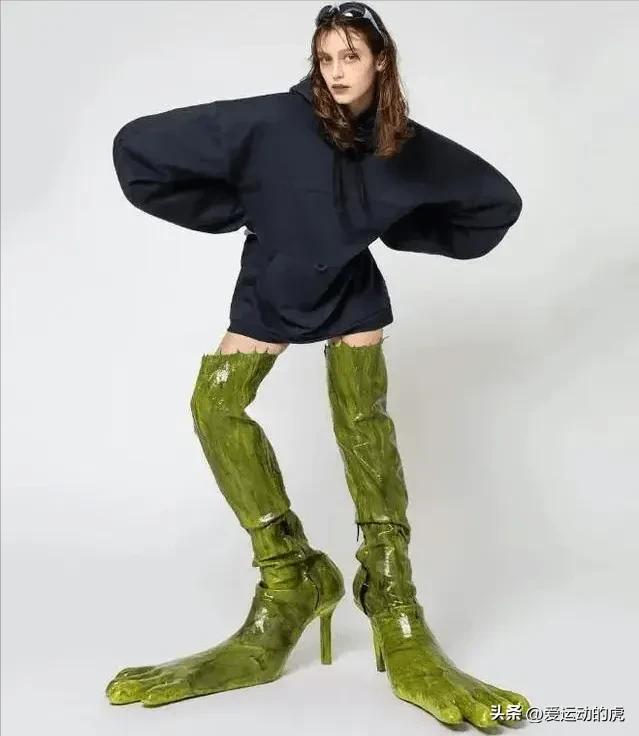 娜扎丁字裤外穿,美吗?模特露胸露臀,到底哪里出错了?