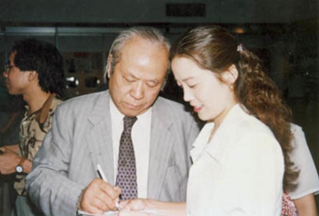 周而复参观*国靖**神社，回国后被开除*党**籍，16年后*纪委中**决定：平反