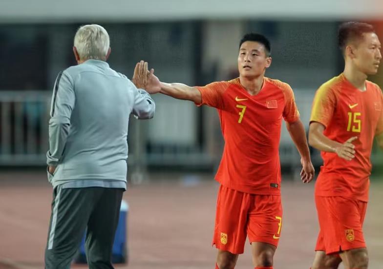 武磊对艾克森三叉戟阵,媒体国足应认清实力多想办法