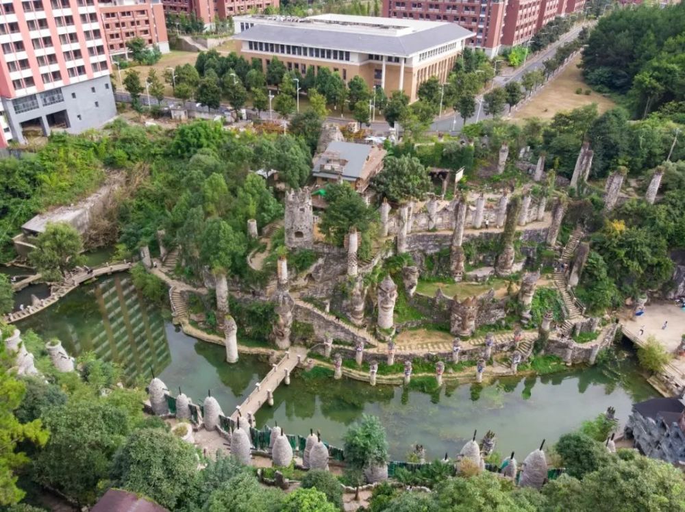 贵州80岁老人隐居深山打造古城,贵州一老人隐居在古堡30年