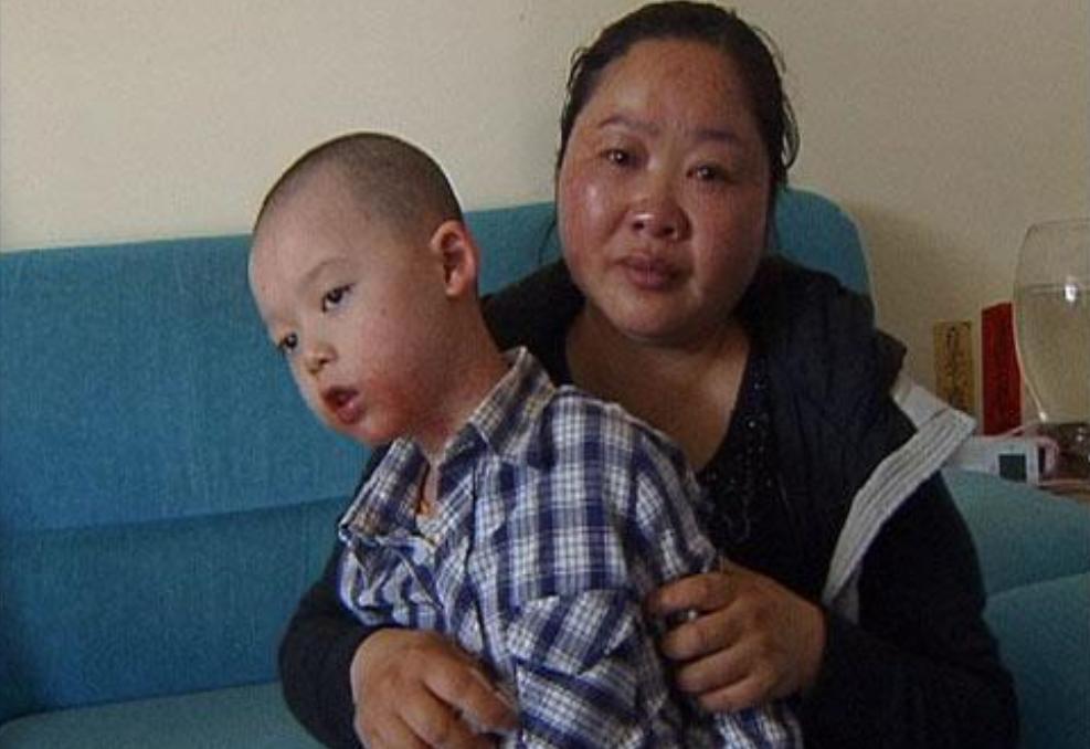 坑人！药浴中心用滚药包给孩子治皮肤，孩子昏迷4天，后果可怕