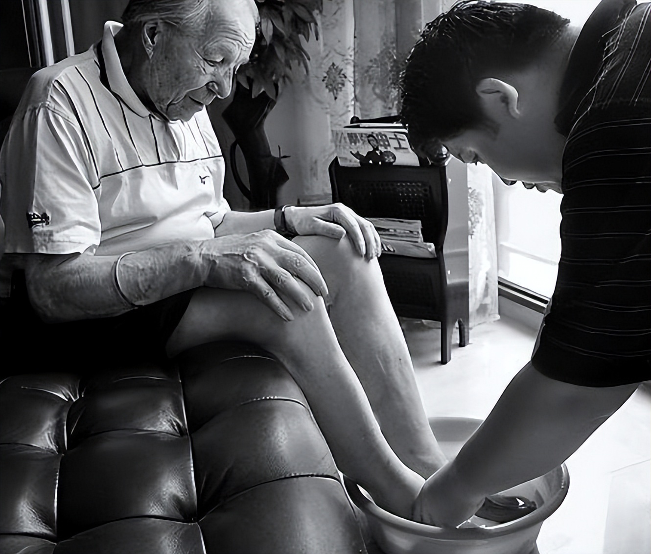 中国小伙为报答英国孤寡房东,中国小伙为瑞士房东养老送终