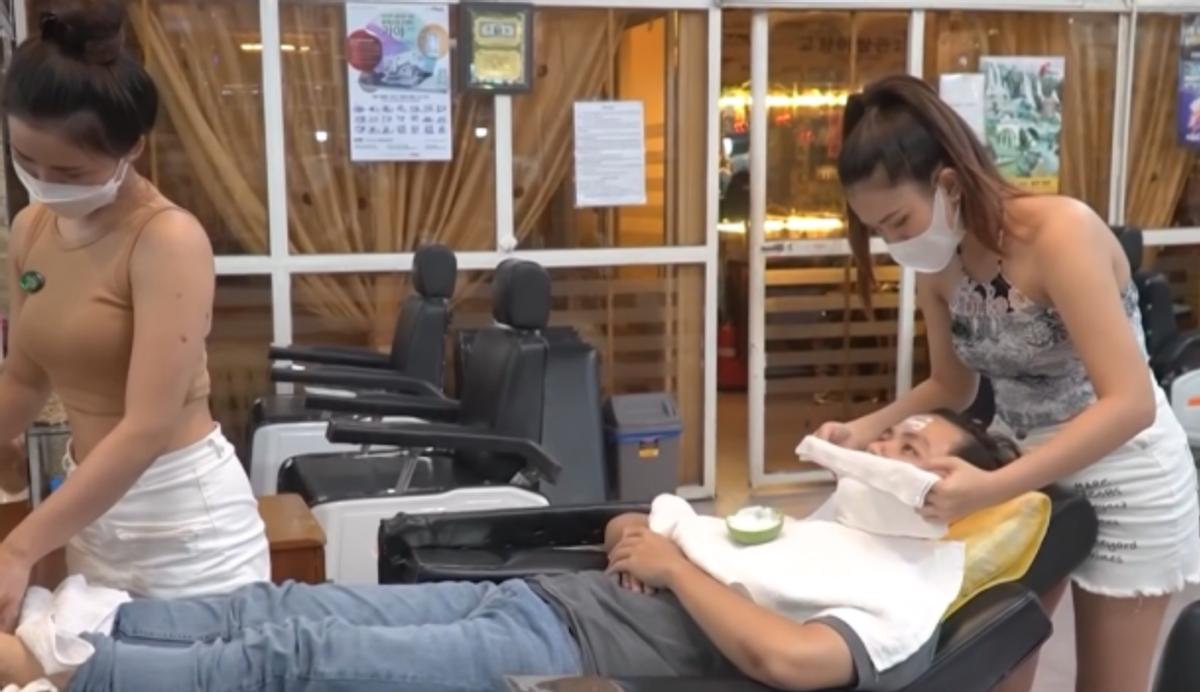 越南62岁老妇嫁给27岁小伙，还为他多次整容，如今却肿得不能看