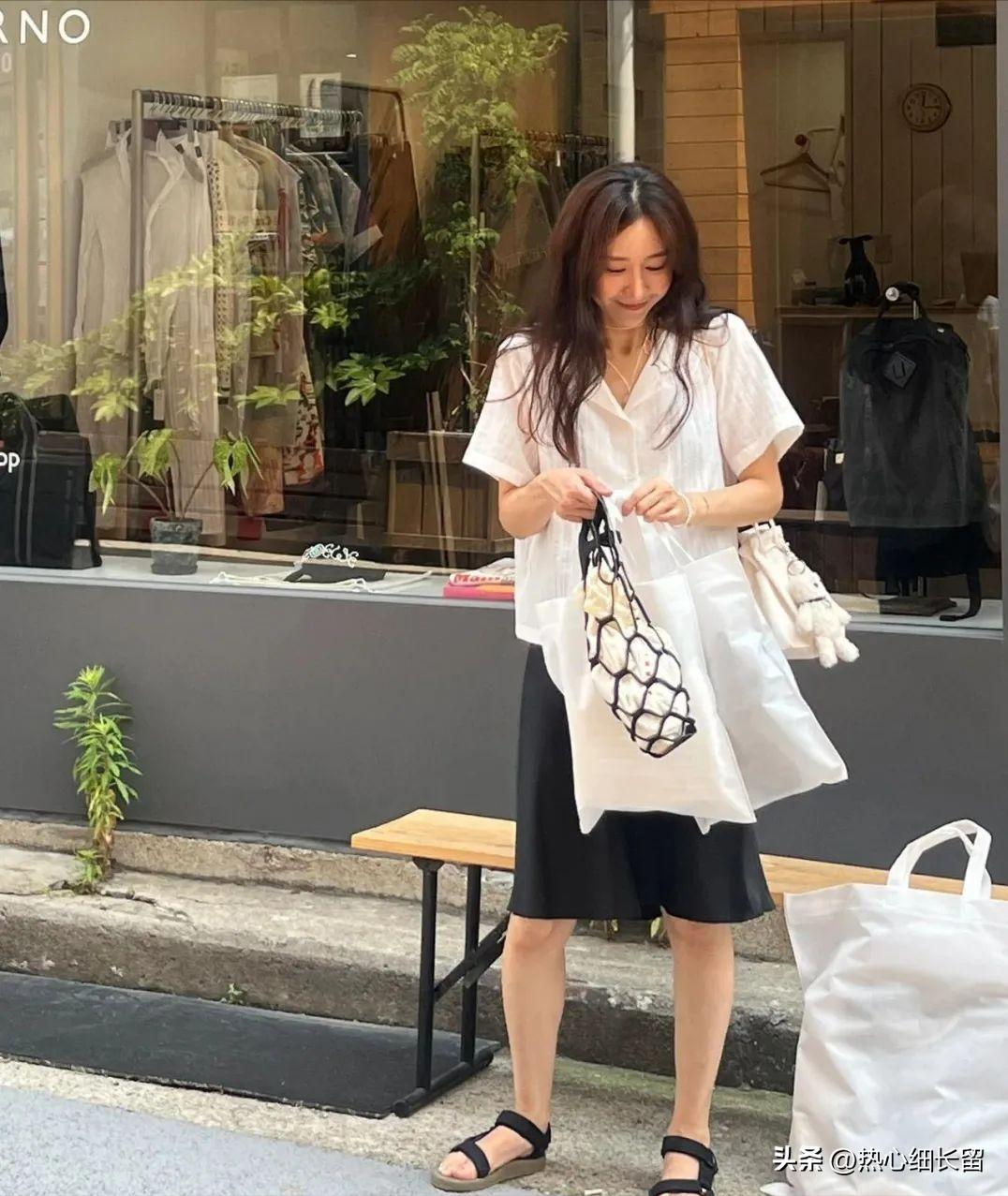 t恤加上立体感强的衬衫气场全开,女式短袖t恤衬衫