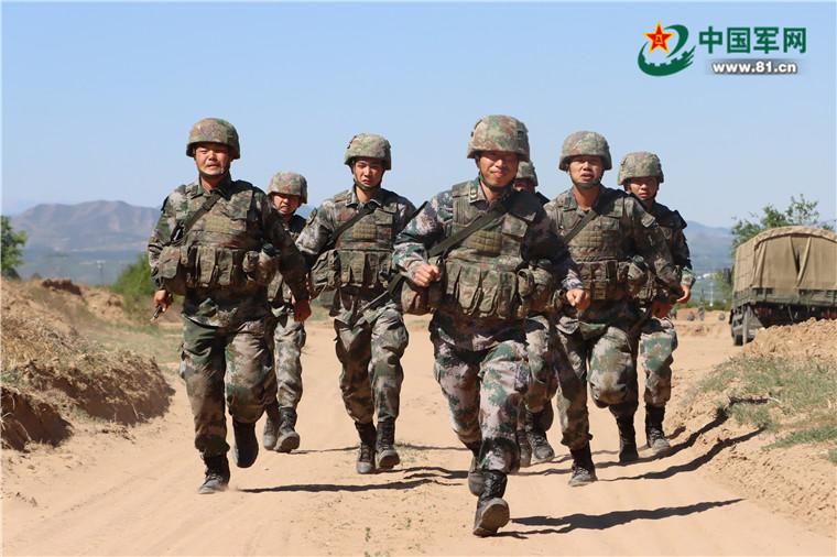 驻训官兵吃铜火锅,驻训官兵吃铜锅涮肉