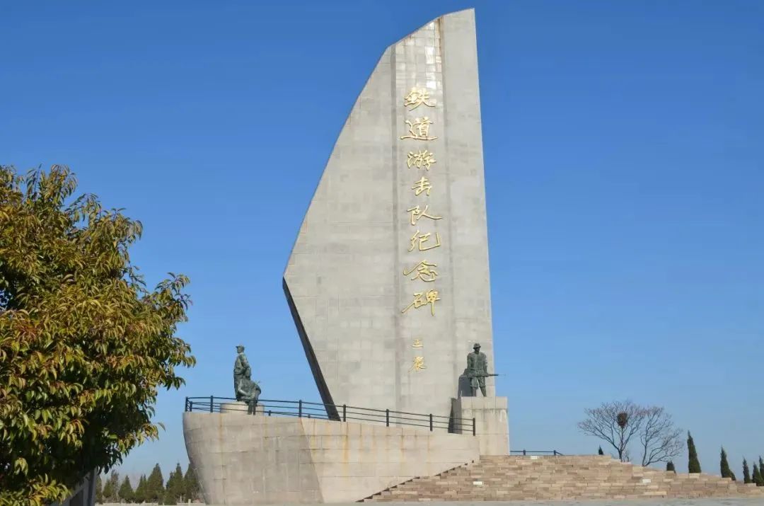 美！青山绿水间，留下一抹齐鲁红！