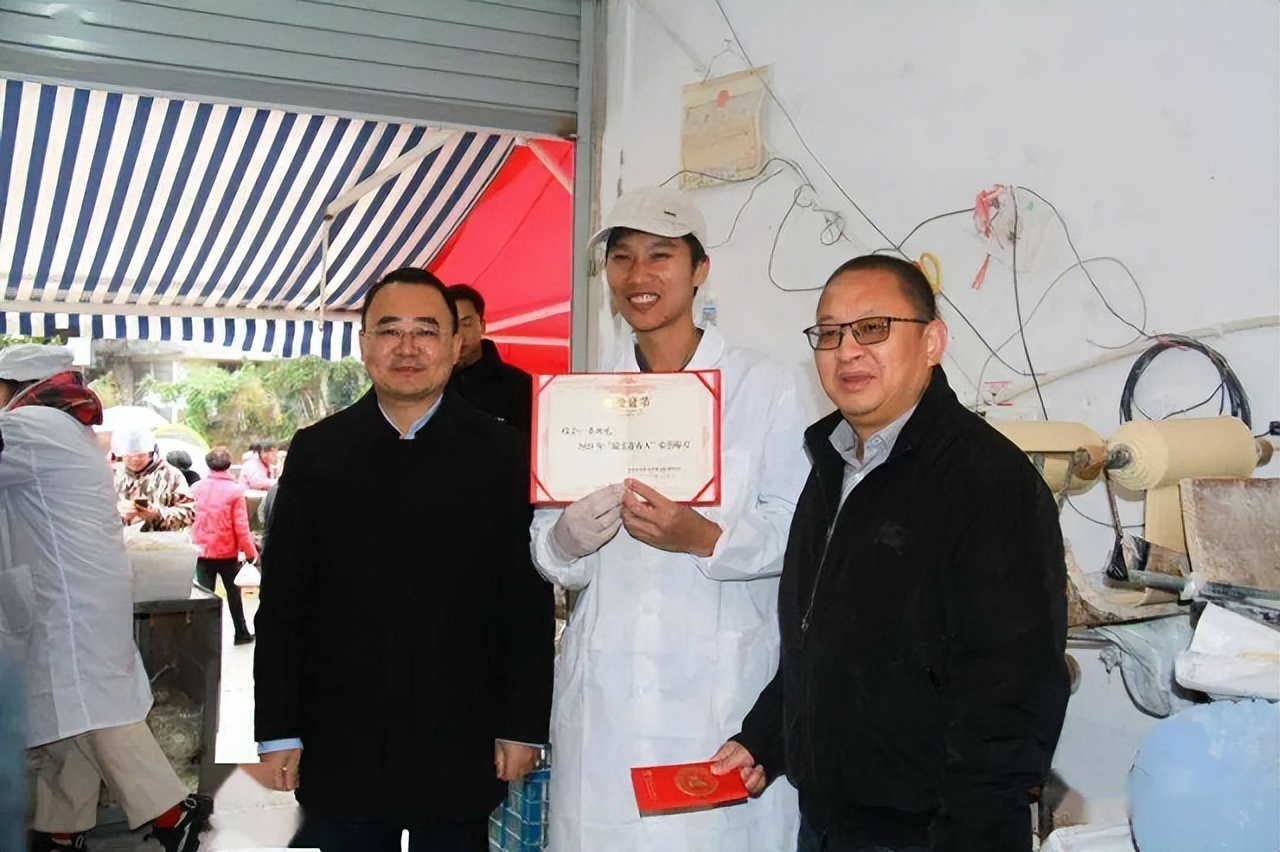 温州卖面条老人,浙江温州老人用手画钱币买面条