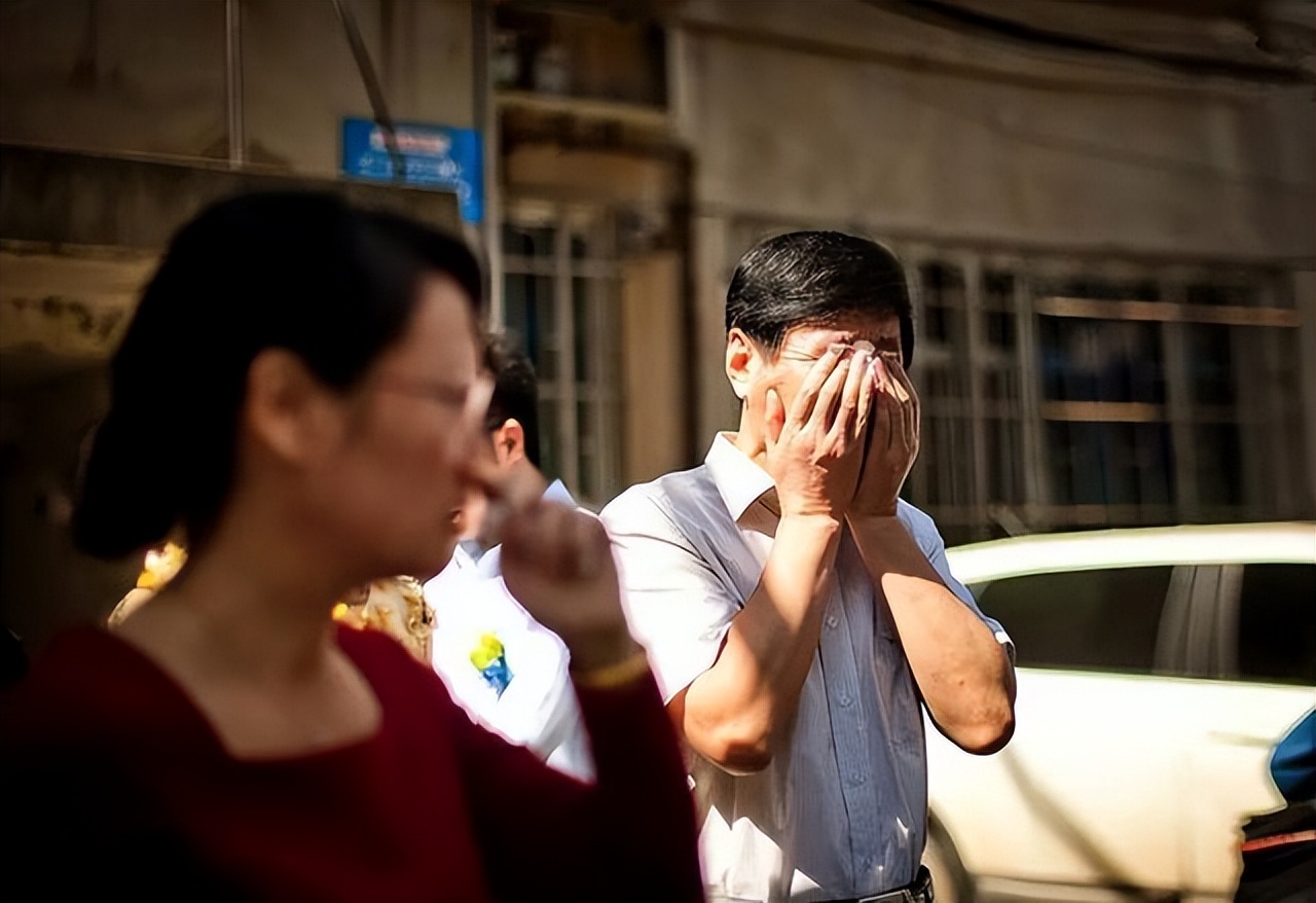 老人含泪说子女,母亲无奈哭诉儿子无底线啃老