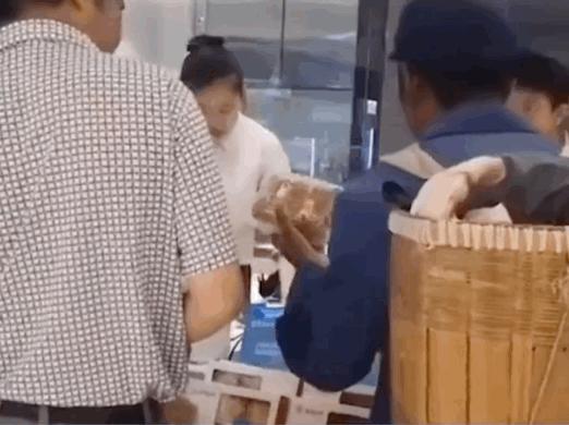 “解放军军演不会阻止访问”圣文森特总理窜台，汪文斌把话挑明