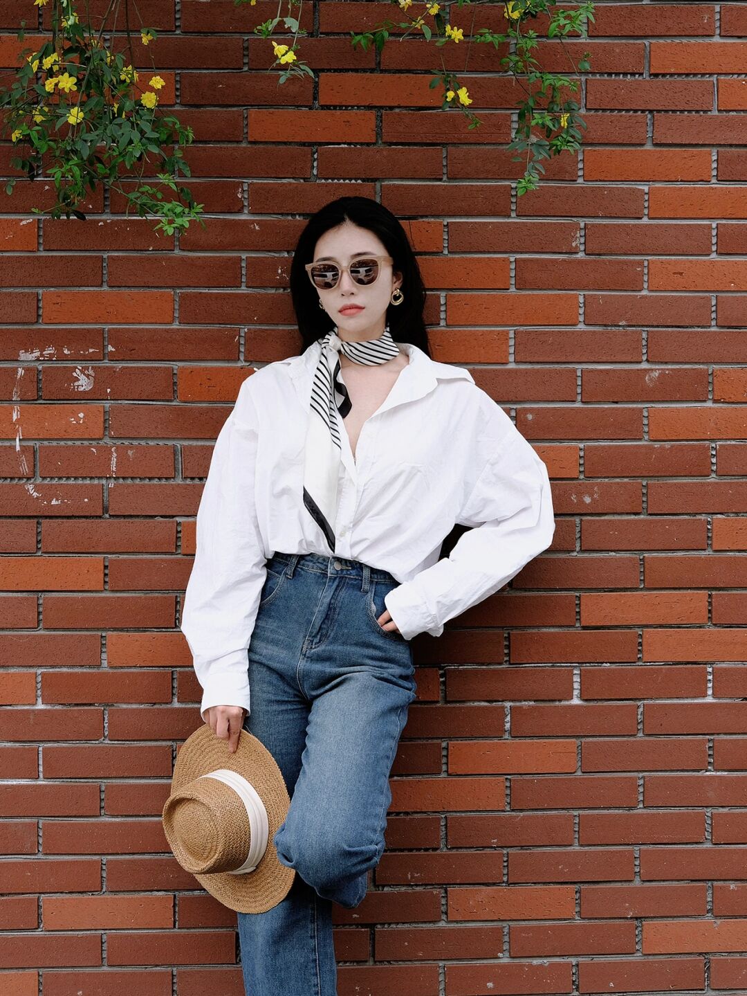 早春牛仔裤穿搭时尚感,春季搭配阔腿牛仔裤的上衣推荐