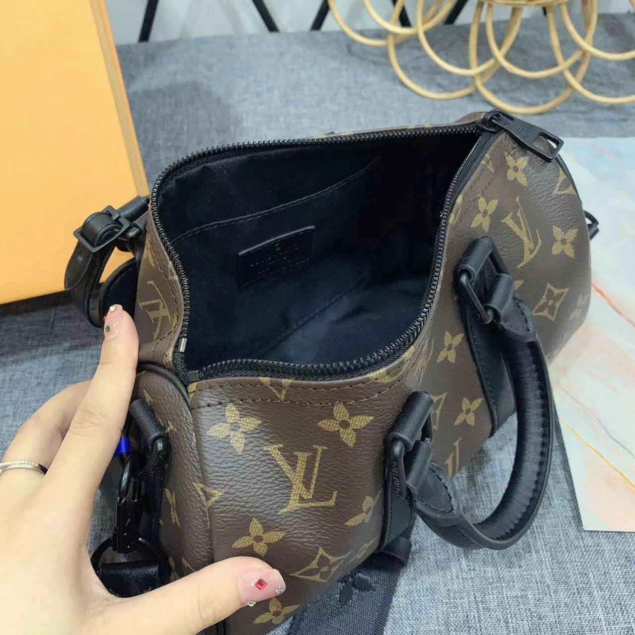 今年流行的lv圆枕头包,2022最火的枕头包图片