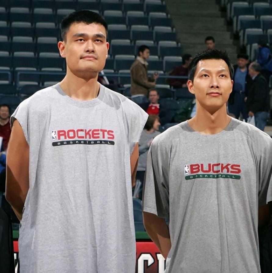 易建联：娶巴西足球宝贝荆灵，婚后连生两胎，如今妻儿都定居美国