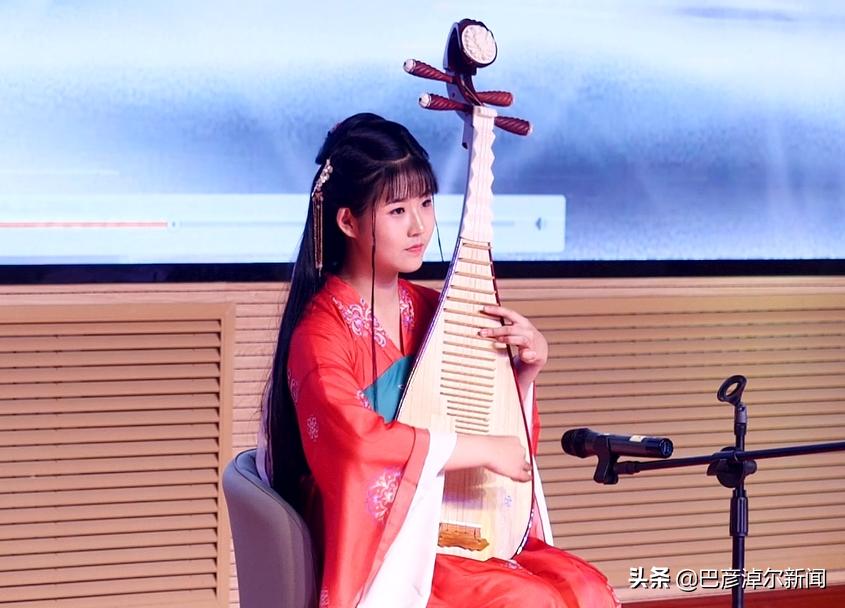 航拍实验中学运动会,万人奔跑看升旗场面壮观震撼