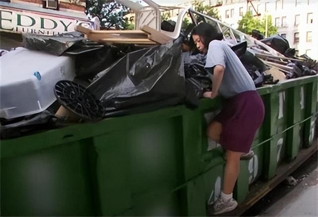 省*达钱**人，女子20年不买内衣，厕纸晒干重复用，靠省钱在纽约买房