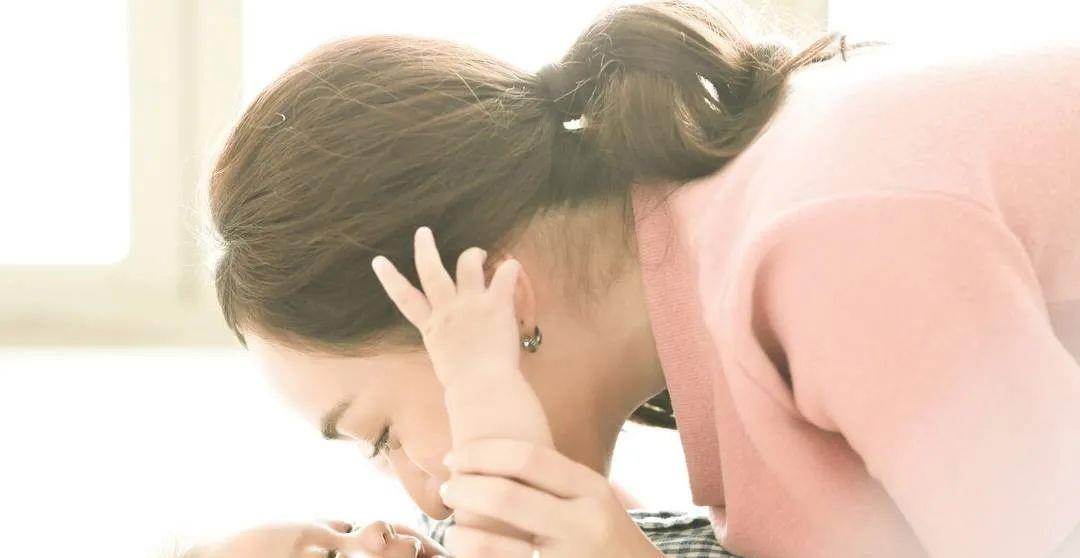 婴儿3个半月自己会翻过来趴睡,怎么把趴睡的新生儿翻过来