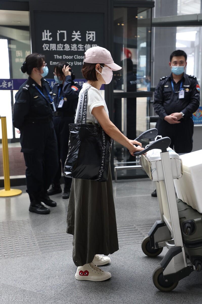 马伊琍最新穿搭羽绒服现身机场,马伊琍短裤现身机场