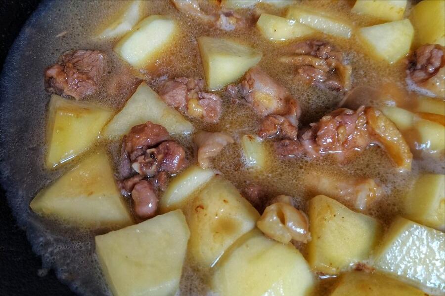 炖鸡肉发柴，原因是你只会焯水，大厨教你一个诀窍，鸡肉又鲜又嫩