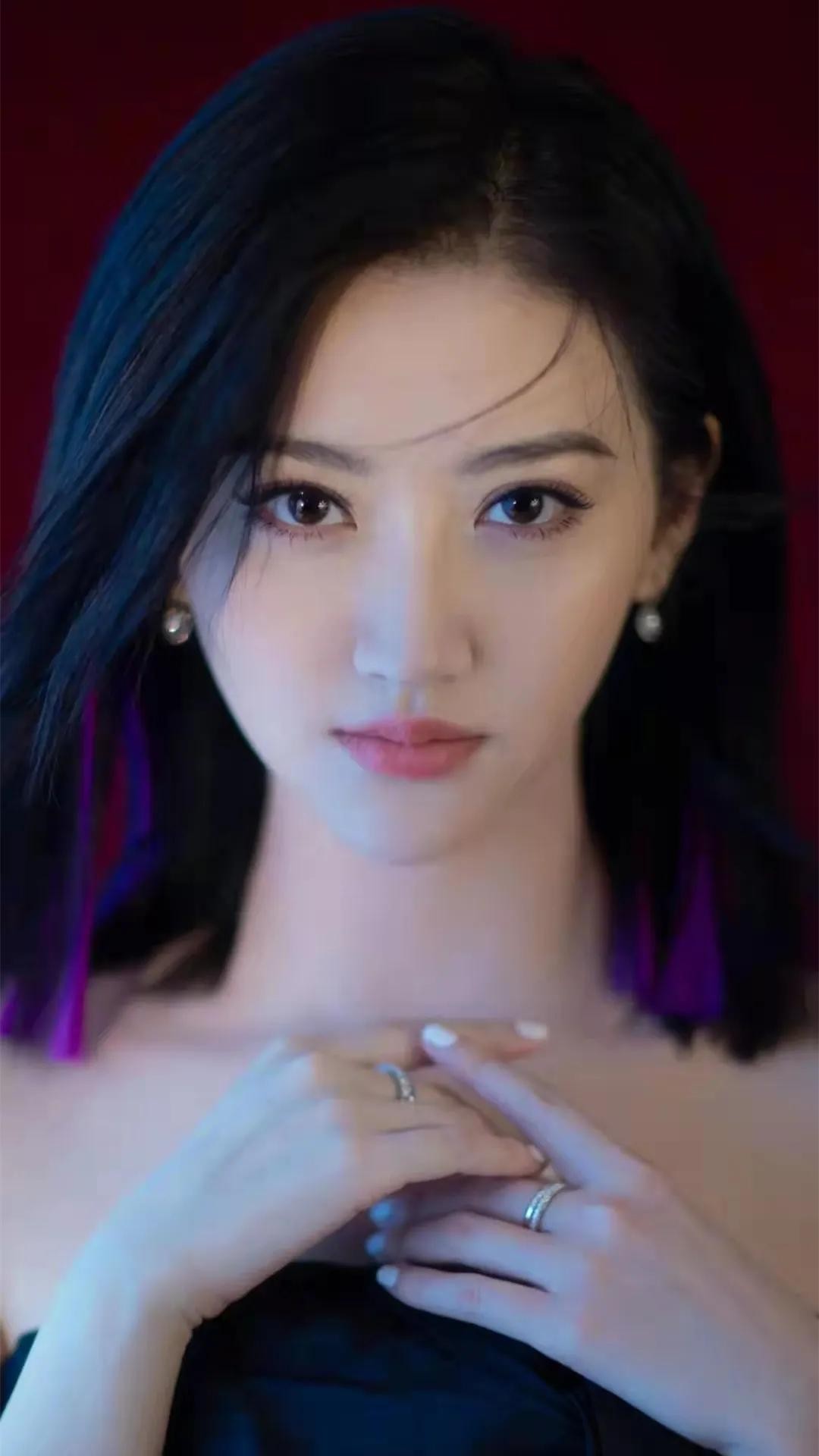 强捧不红景甜：坐拥3.5亿豪宅被张继科拒婚，资源逆天金主成谜