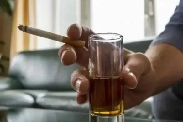 早上刚刮胡子到晚上就长出来了,早上刚刮的胡子照镜子还是有一圈