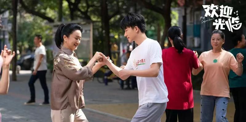 广场舞帅小伙儿领舞,帅小伙跳广场舞惊艳大妈