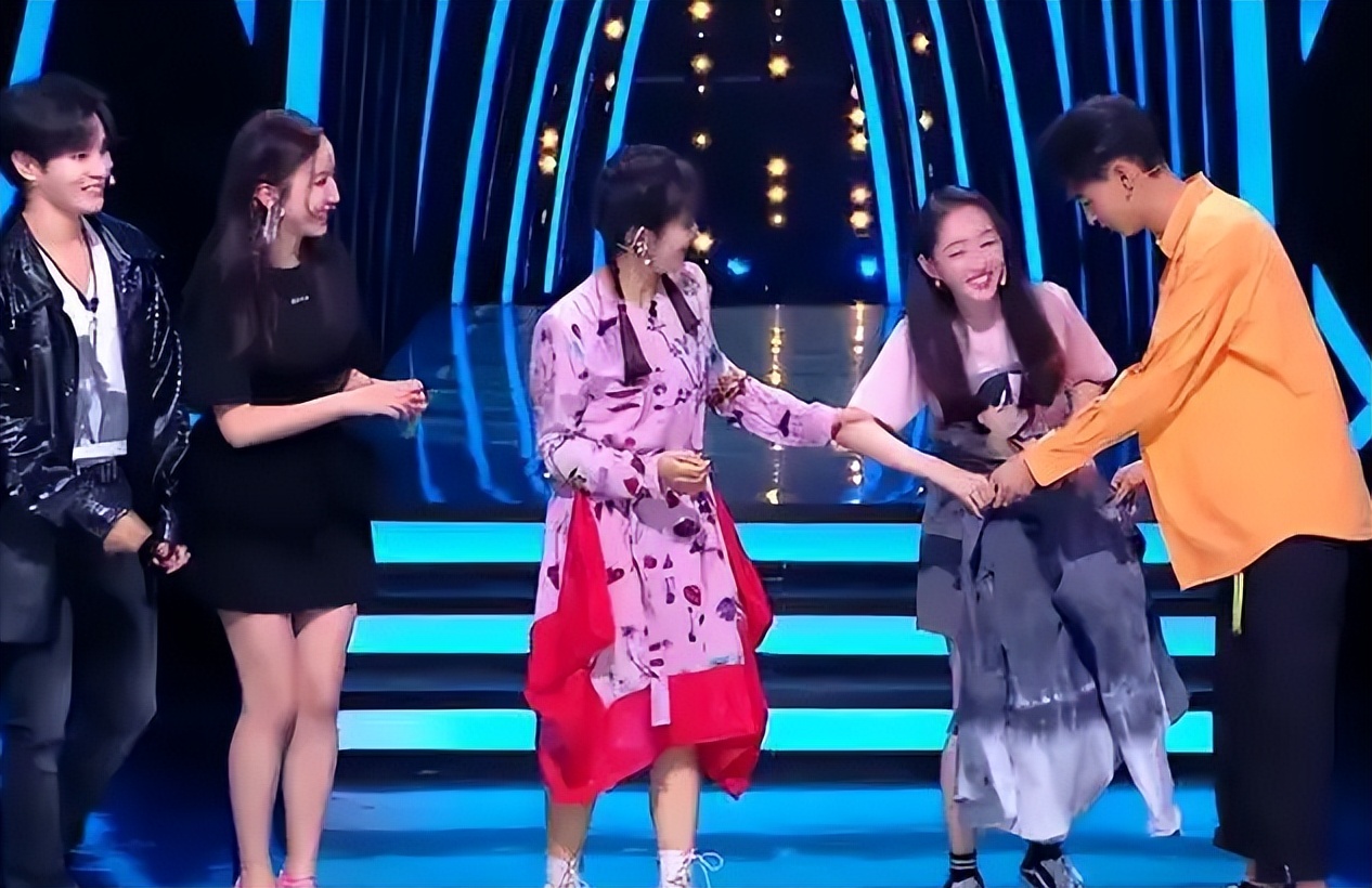 谢娜为什么会被何炅三次直呼其名,46岁的谢娜现在怎么样了