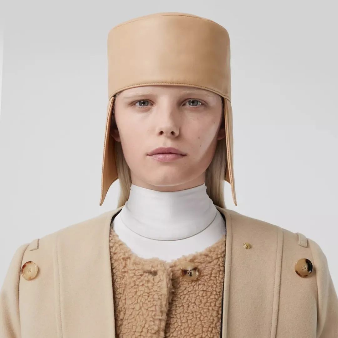 顶流卖丑大翻车！11万的透视裤、露奶衫，25万的飞机包，狗都不买