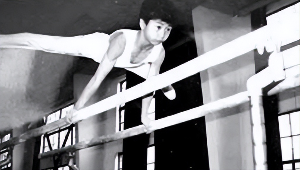 “只讲英文”李安琪：嫁*小鹏李**13年，从不说中文，哪来的优越感？