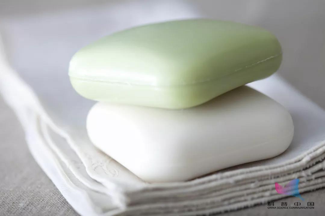 6岁女孩全身98%被重度烧伤,6岁女童火烧伤伤全身