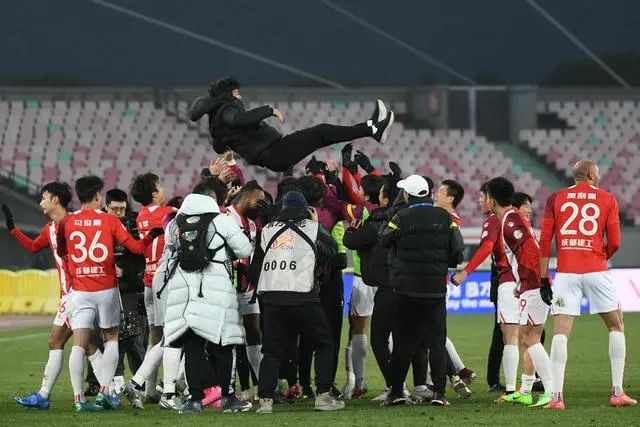 请分析一下中国足球的现状和问题,足球联赛大逆转