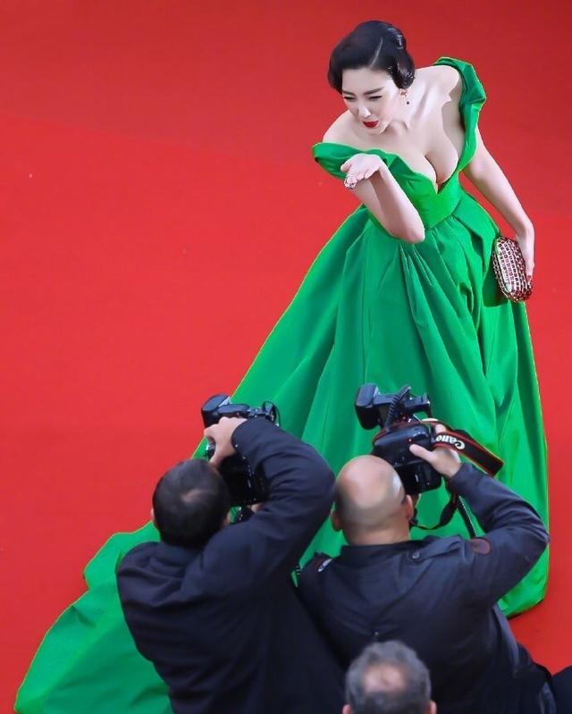 女星红毯被孤立有多尴尬,女星红毯衣着暴露引争议