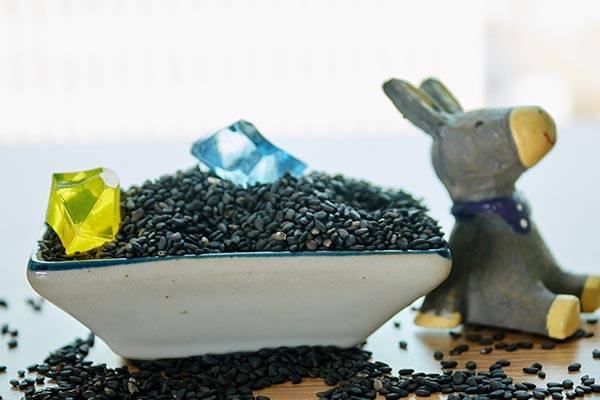 头发掉得多多吃4种食物防掉发,防止头发白掉吃哪些食物