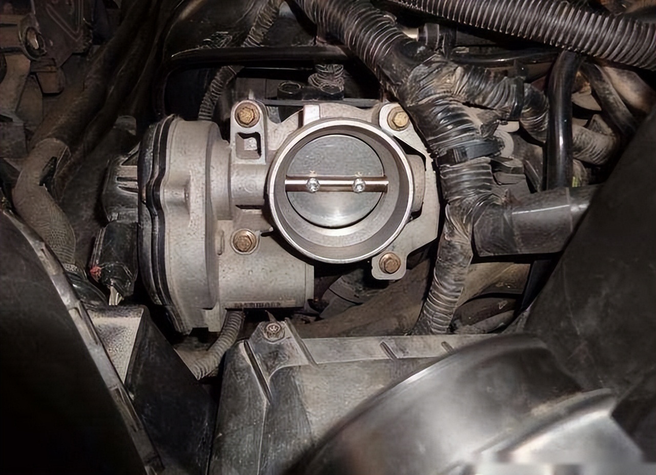 行驶途中突然熄火无法启动怎么办,发动机启动后就熄火的故障原因