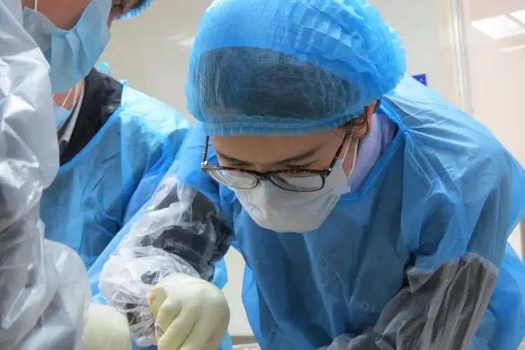 60岁老太*体下**被丈夫塞生石灰，还缝了三针，抬土枪崩他一炮