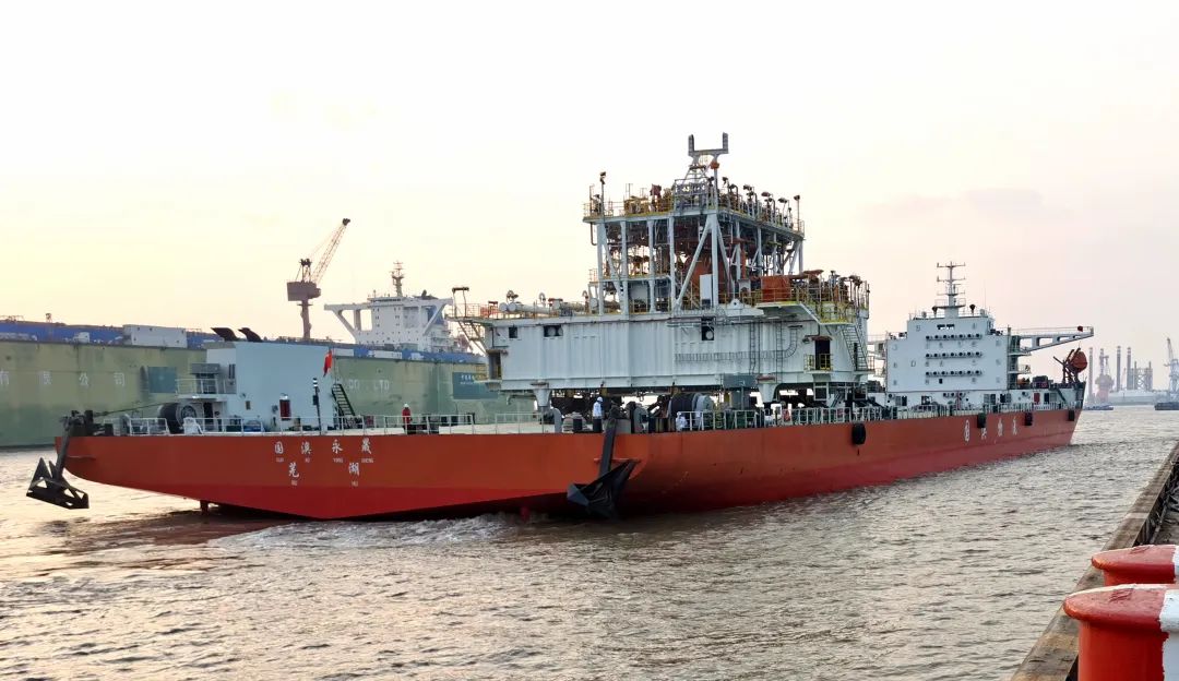 1300吨模块吊装！“格里亚”轮再气化模块“安家落户”！