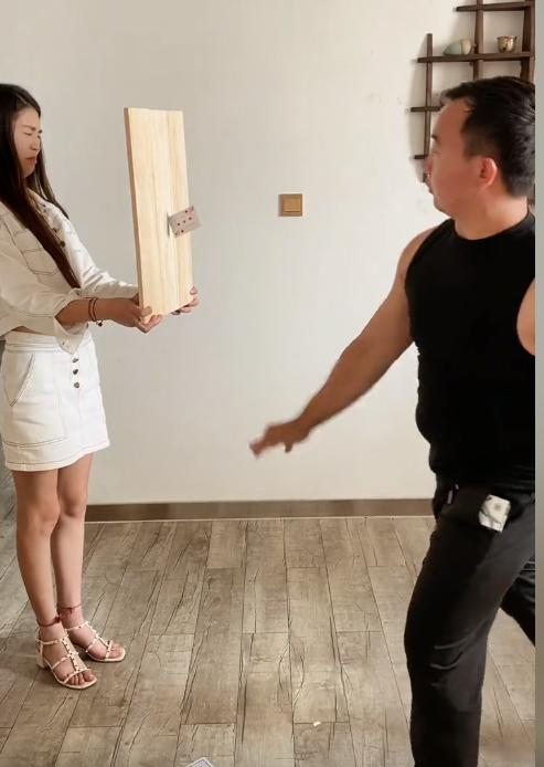 小伙模仿电影练成摘叶飞花,东方不败的飞花神功