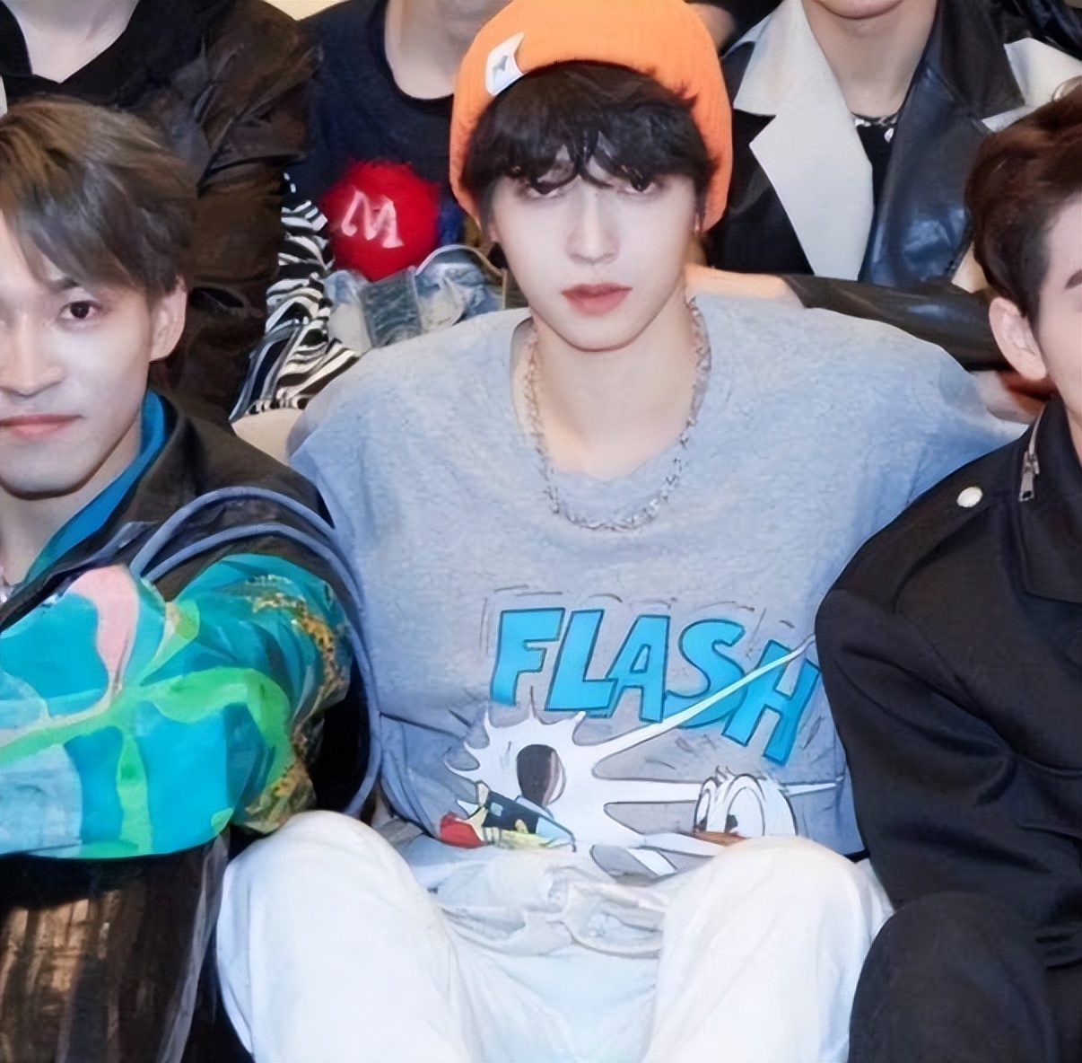 荒唐！演唱会门票炒到2W多，临开场也不降价，现场大片空位！