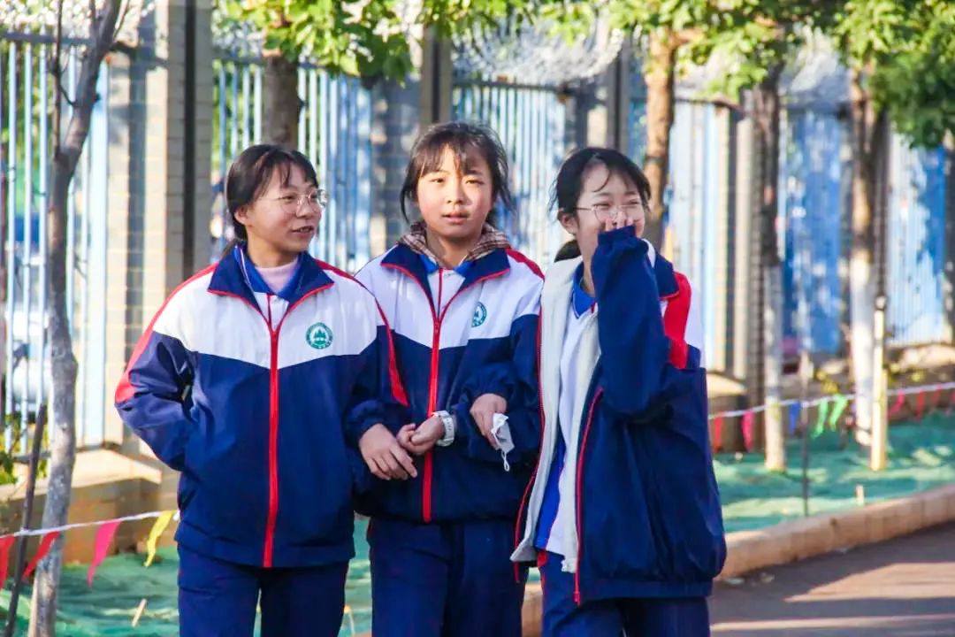 开学季校园展示打卡,开学啦冰墩墩小学生积极向上图片