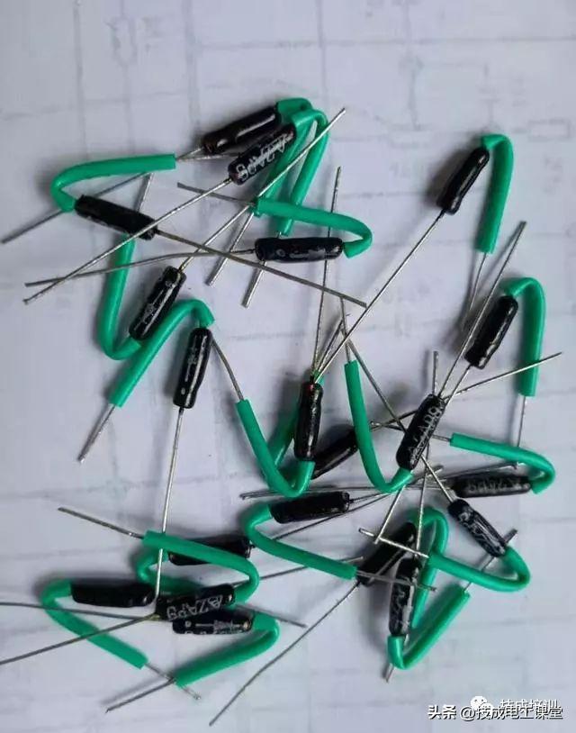 70年代红波六管便携收音机拆解,老矿石收音机电路图