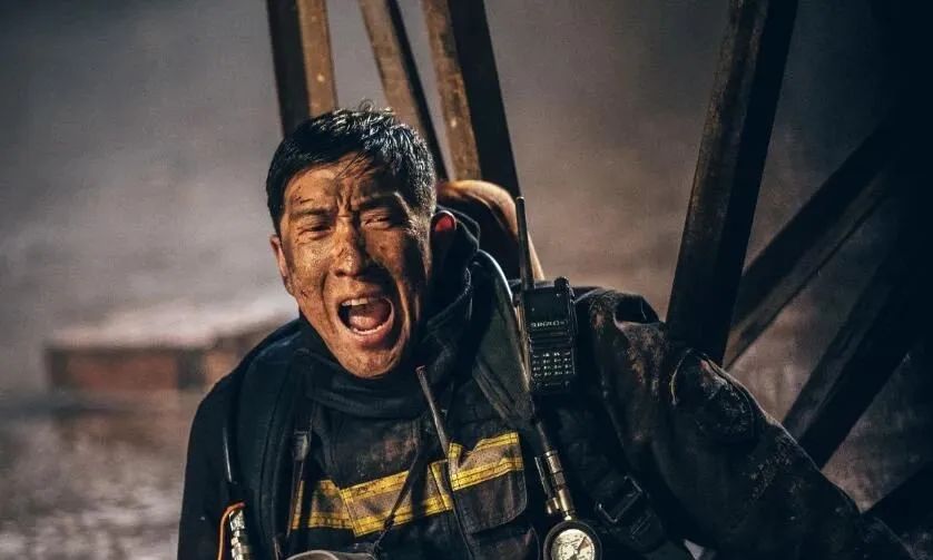 王*源千**上演《惊天救援》，拿影帝无人知，和圈外女友裸婚恩爱26年