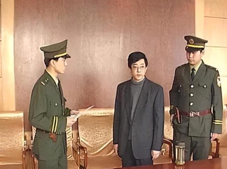 河北“土皇帝”李真：强迫4个空姐轮流伺候，仅7年敛财超2000万