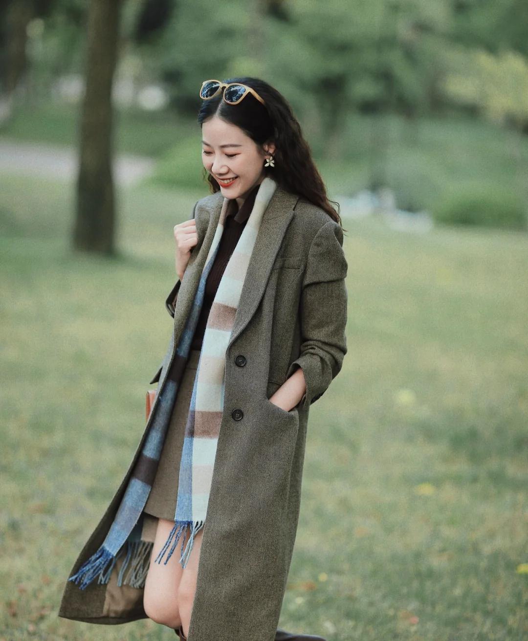 快四十岁女冬季穿搭显白显年轻,冬天灰色与紫色哪个显白