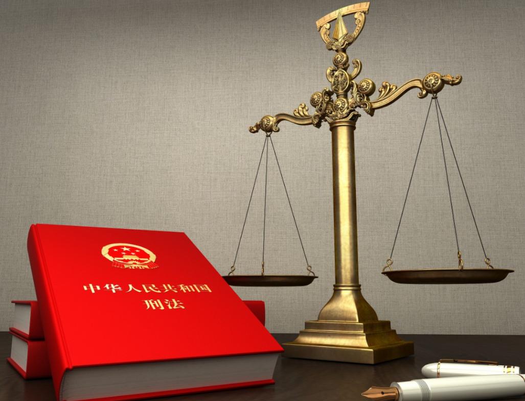 七旬摊贩竟然当众掌掴城管,地摊老汉当街掌掴城管怒吼