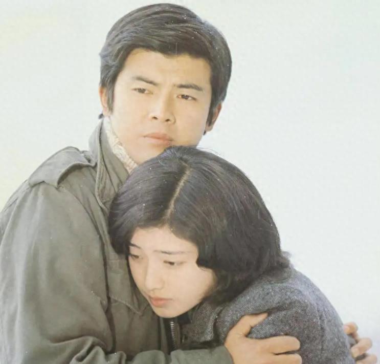 被山口百惠的老年状态惊艳到：64岁发腮发福，穿衣极简却气质高级