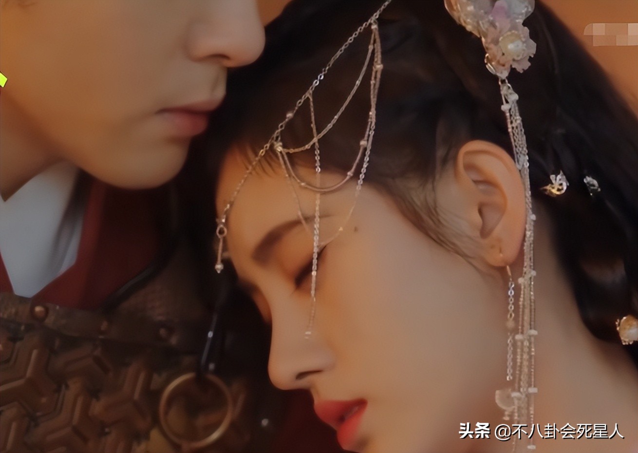 鞠婧祎8大离谱妆容：吐血不敢弄花半永久妆，守丧也要浓妆涂红唇