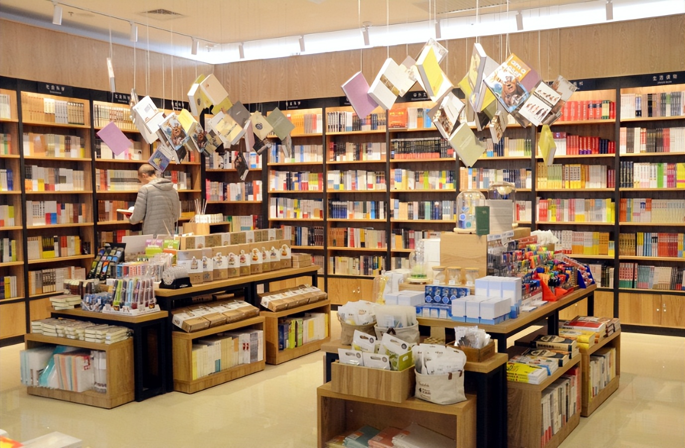 顾客只吹空调很少买书，开在黄金地段，新华书店靠什么赚钱？