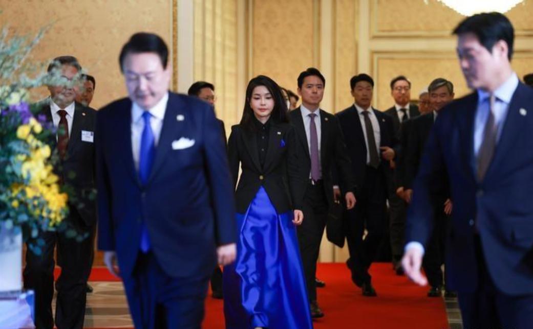 韩国第一夫人穿着,韩国第一夫人绿色礼服