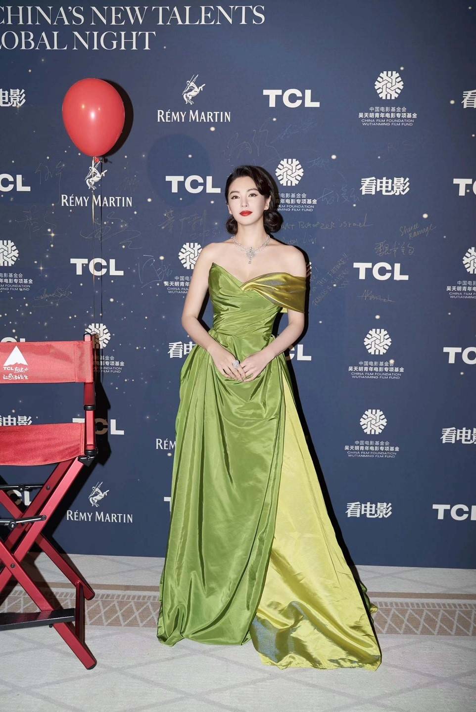 中国电影节朱一龙寸头,朱一龙在上海国际电影节颁奖