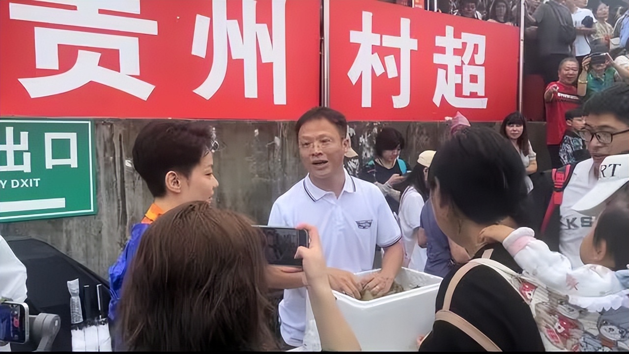 贵州村超爆火引热议,贵州村超爆火引发热议