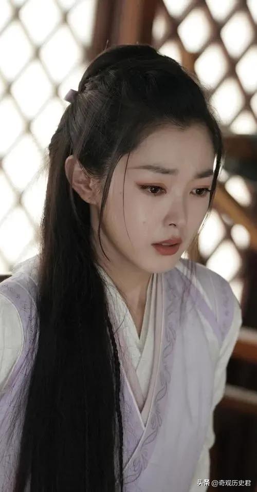 白敬亭宋轶扫楼拍照换玩偶,白敬亭穿外套抱宋轶